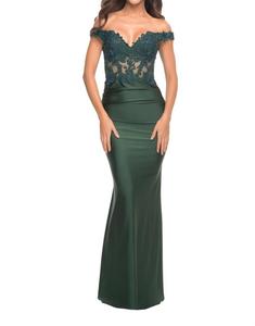 Иллюзионное кружевное длинное платье в изумрудном цвете La Femme, изумрудный