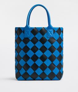 Maxi intreccio tote BOTTEGA VENETA, черный/сигнально-синий