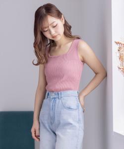 Топ-майка из трикотажа в рубчик, тянущийся в двух направлениях (спереди и сзади).