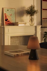 Аккумуляторная лампа с абажуром и лампочкой Creative-Cables, черный