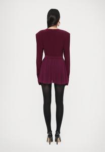 Платье Norma Kamali LONG SLEEVE SHOULDER PAD V NECK FLARED PICKLEBALL, Plum/Bordeaux