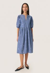 Повседневное платье ELLY JOSIE Soaked in Luxury, цвет Medium Blue Denim