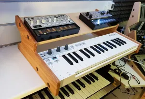 Классический дубовый Arturia Keystep с дополнительной полкой для синтезаторов, эффектов и т.д.