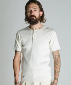 Футболка армейского типа с ребристым воротником-хенли.