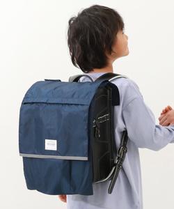 Вместительный водоотталкивающий чехол для школьного рюкзака со светоотражающим элементом. Детская одежда, весна/лето 2026.