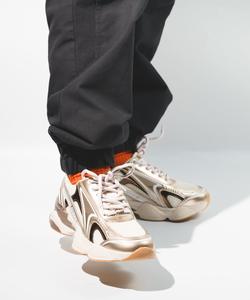 кроссовки с полосатым логотипом