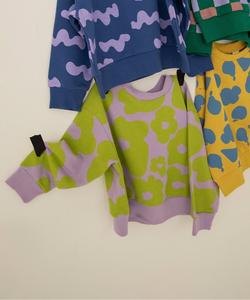 Эксклюзивная толстовка с разнообразными принтами, доступная только в интернете.