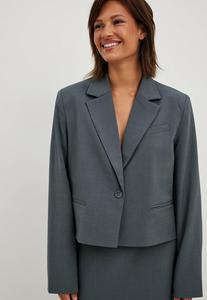 Блейзер KURZER TAILIERTER MIT GERADEM SCHNITT NA-KD, средне-серый