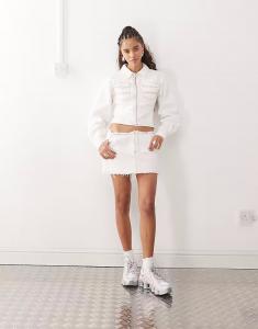 Мини-юбка из денима с необработанным краем цвета кремовый Collusion