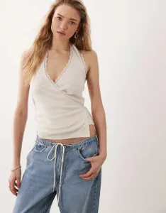 Кремовый топ с воротником-халтер и запахом Miss Selfridge