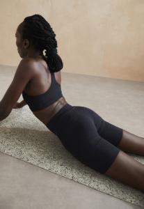 Велосипедки Nike для йоги с логотипом бренда, черный