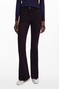 бордовые расклешенные джинсы