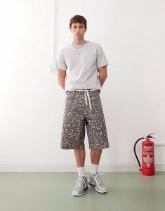 Длинные шорты будничного покроя с леопардовым принтом Weekday