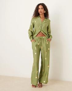 Золотистые широкие брюки цвета хаки с надписью Never Fully Dressed — часть комплекта