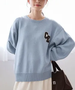 Вязаный свитер с разнообразными логотипами, напоминающий по стирующую ткань товар, представленный на YouTube Coen, цвет Lt.Blue