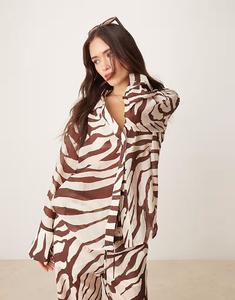 Рубашка свободного кроя с коричневым принтом зебры Mango
