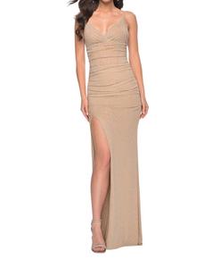 Облегающее вечернее платье с V-образным вырезом и стразами в оттенке нюд La Femme