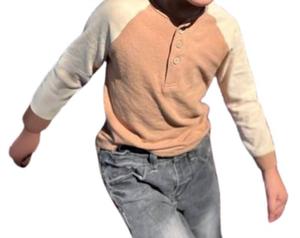 Детская хлопковая футболка Lugoff с рукавом реглан в бежево-кремовом цвете ME & HENRY