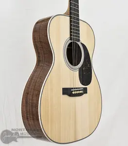 C.F. Martin Custom Shop "000" Auditorium с верхней декой из ели Адирондак и обечайкой и задней декой из ореха Бастонь