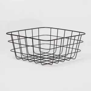 Маленькая проволочная корзина черного цвета