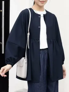 Рукава 3/4, баска, круглый вырез горловины.