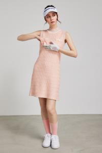 Блестящий твидовый трикотаж с высоким воротником.