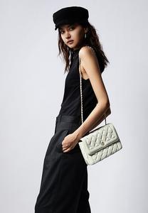 Сумка через плечо Victoria Hyde с цепочками, белый