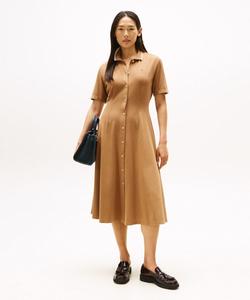 Платье-поло с короткими рукавами и расклешенной юбкой до колена.