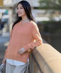 Пуловер с длинными рукавами и разрезом сзади из легкого трикотажа, пригодный для машинной стирки.