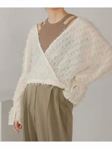 Блузка из жаккарда, тянущегося в двух направлениях, спереди и сзади.