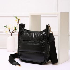 Однотонная стеганая блестящая мини-сумка-пуховик через плечо FASHNZFAB, черный