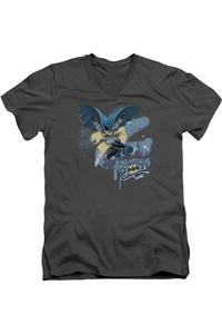 Футболка с коротким рукавом и V-образным вырезом для взрослых «Бэтмен в ночи» Gildan, цвет charcoal