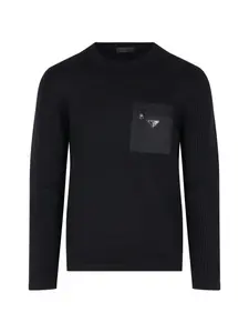 Свитер с накладным карманом и нашивкой с логотипом Prada, черный