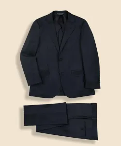 Костюм из шерстяной ткани, однобортный, с двумя пуговицами, неструктурированный, приталенный.