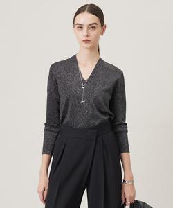 Синтетический пуловер с V-образным вырезом, пригодный для стирки, с полной строчкой.