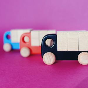 Грузовик с блоками Bajo