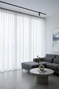 Белая вуалевая штора 800x230 см с многофункциональной сборчатой лентой - элегантная, простая в уходе, светофильтрующая, готовая к подвешиванию.