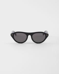 Солнцезащитные очки Prada с культовой металлической табличкой, черный