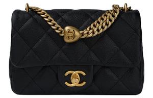 CHANEL Сумка через плечо на цепочке из тисненой кожи с принтом зерно