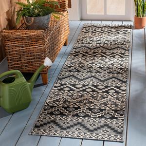Ковер SAFAVIEH, 69 x 201 см, Veranda Collection Runner, Black & Beige, дизайн в стиле бохо с цветочным принтом, не линяет и прост в уходе, для помещений и улицы, можно стирать - идеально для патио, заднего двора, прихожей (VER095-0421)