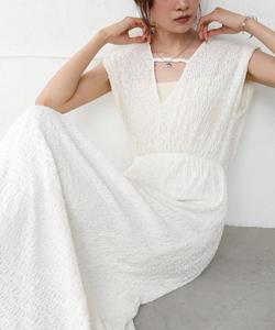 В комплекте резинка для волос. Платье/комбинезон с волнистым узором спереди и сзади, который можно носить как спереди, так и сзади.