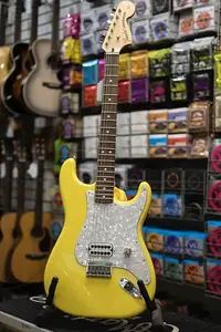 *ДЕМО-МОДЕЛЬ* Fender Tom DeLonge Stratocaster с накладкой из палисандрового дерева, цвет Graffiti Yellow