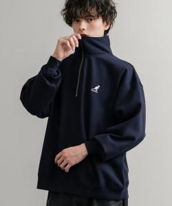 Специальный логотип коллаборации, вышитый на молнии до середины груди