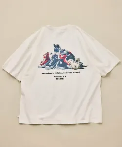 Футболка с принтом на спине обуви, изготовленной на заказ.