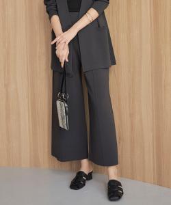 Широкие, гладкие, моющиеся брюки из плотной ткани.