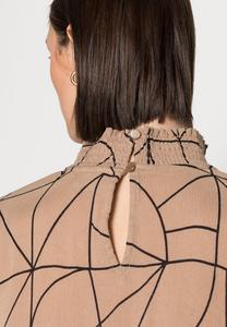 Блуза Aroa Amber Blouse Kaffe, светло-коричневый/черный