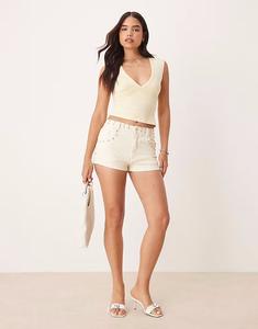 Никогда не полностью одетые шорты с заклепками цвета экрю Never Fully Dressed