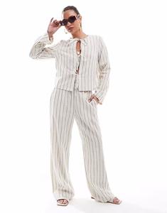 Комплект льняных брюк с высокой талией и широкими штанинами в цвете березовый крем с синей полоской