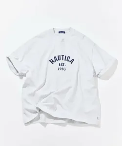 Футболка с коротким рукавом и большой войлочной нашивкой в виде арки.