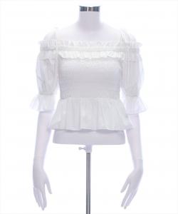 Блузка с короткими рукавами и присборенными плечами, украшенная лентами.